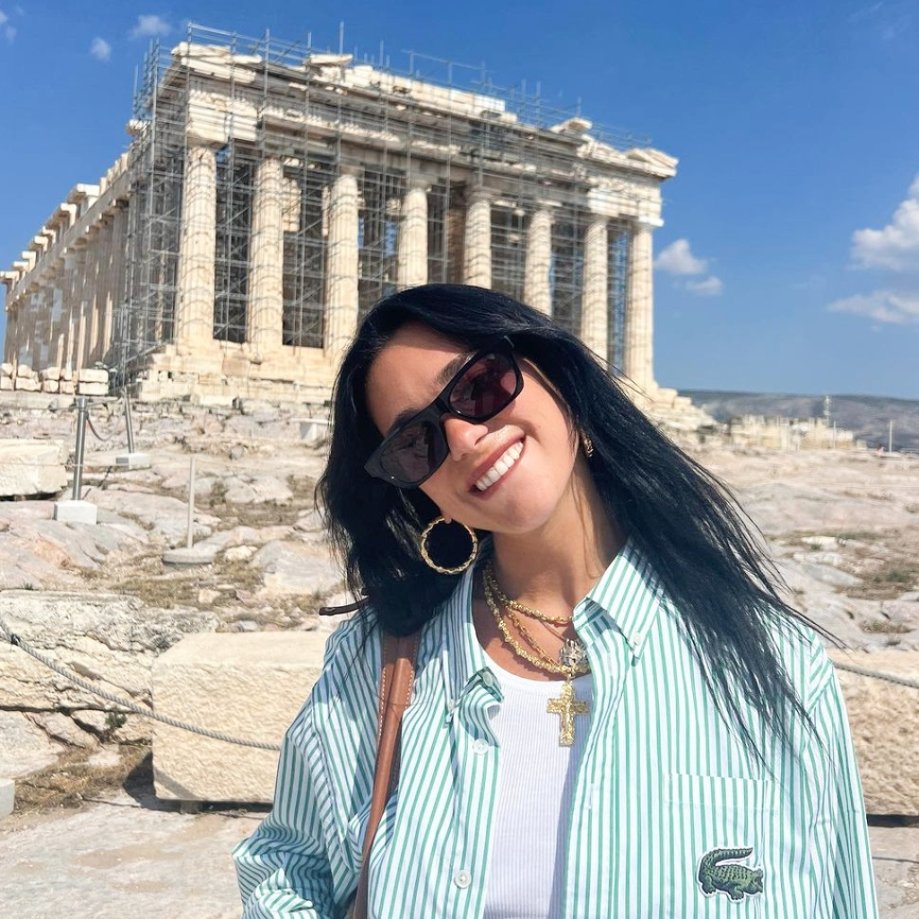 Ντούα Λίπα: Από τη Σίφνο στην Ακρόπολη, συνεχίζει να ζει το hot (greek) girl summer