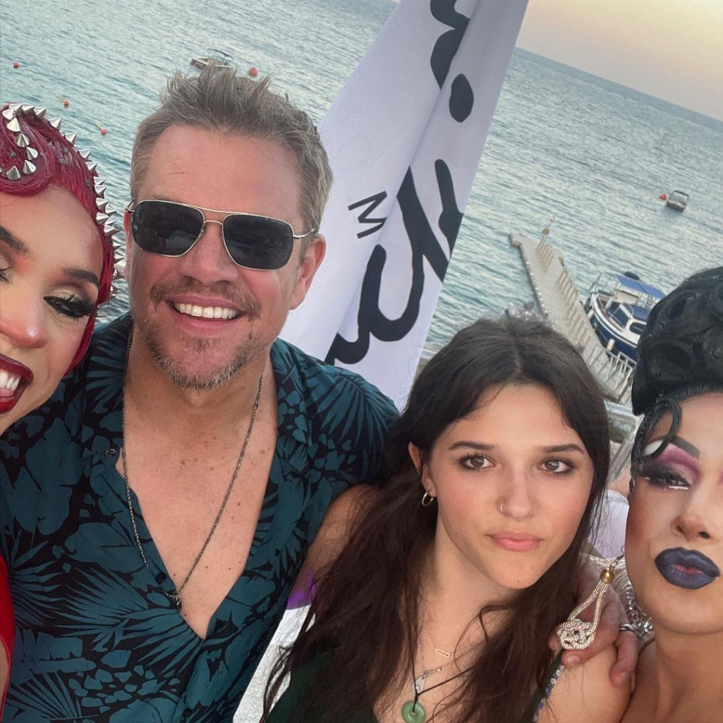 Ματ Ντέιμον: Συνεχίζει τις διακοπές στη Μύκονο με υπέρογκα ποσά για φιλοδώρημα και πάρτι με drag queens 