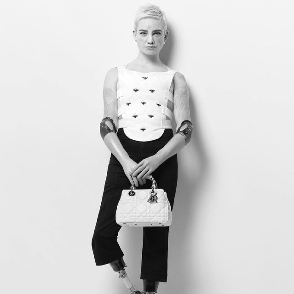 Η Μπέμπε Βιο, η παραολυμπιονίκης ξιφασκίας, είναι το νέο πρόσωπο της «It» τσάντας της Dior