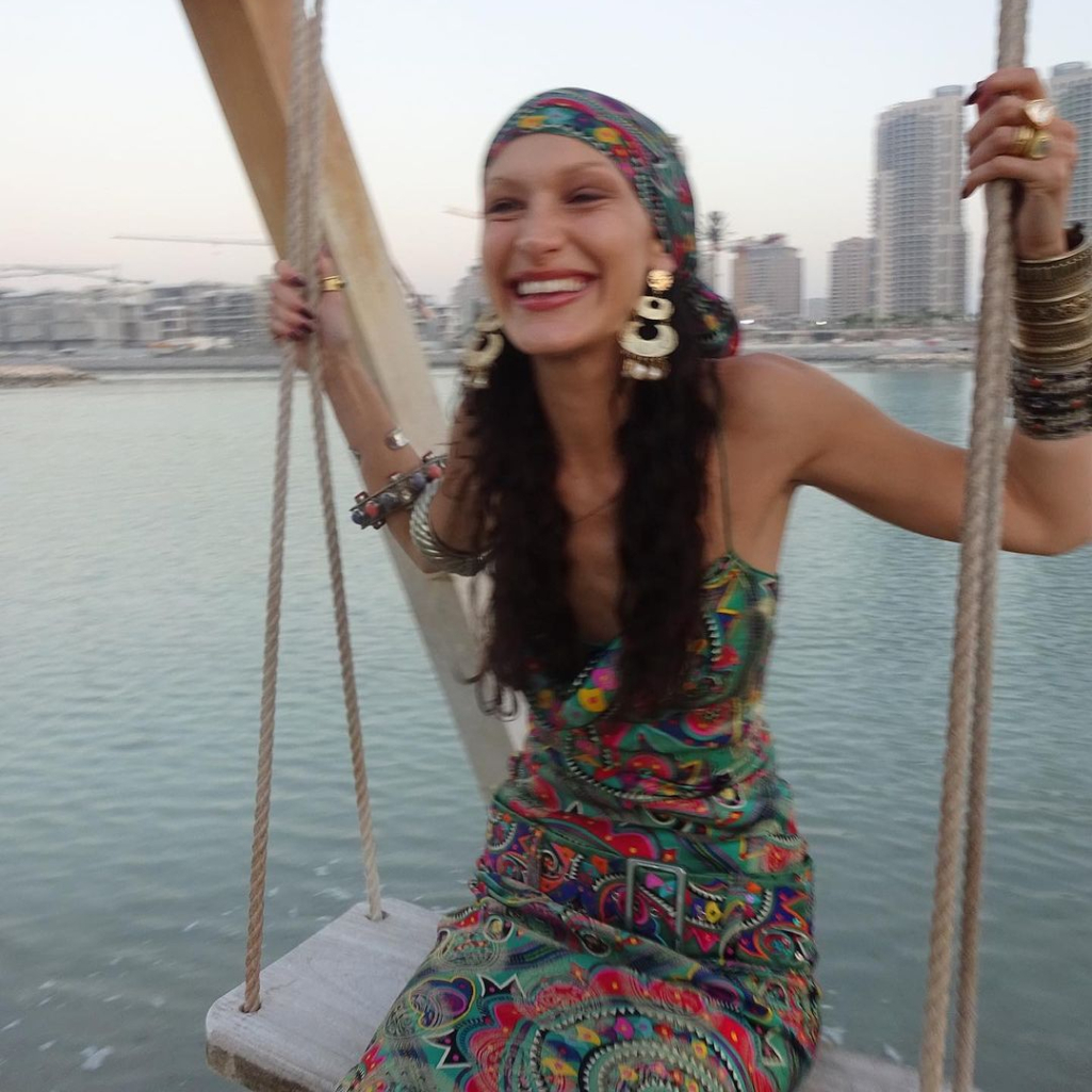 H Μπέλα Χαντίντ για τους 10 μήνες χωρίς αλκοόλ: «Είμαι περήφανη για όποιον ανακαλύπτει τον νηφάλιο εαυτό του»