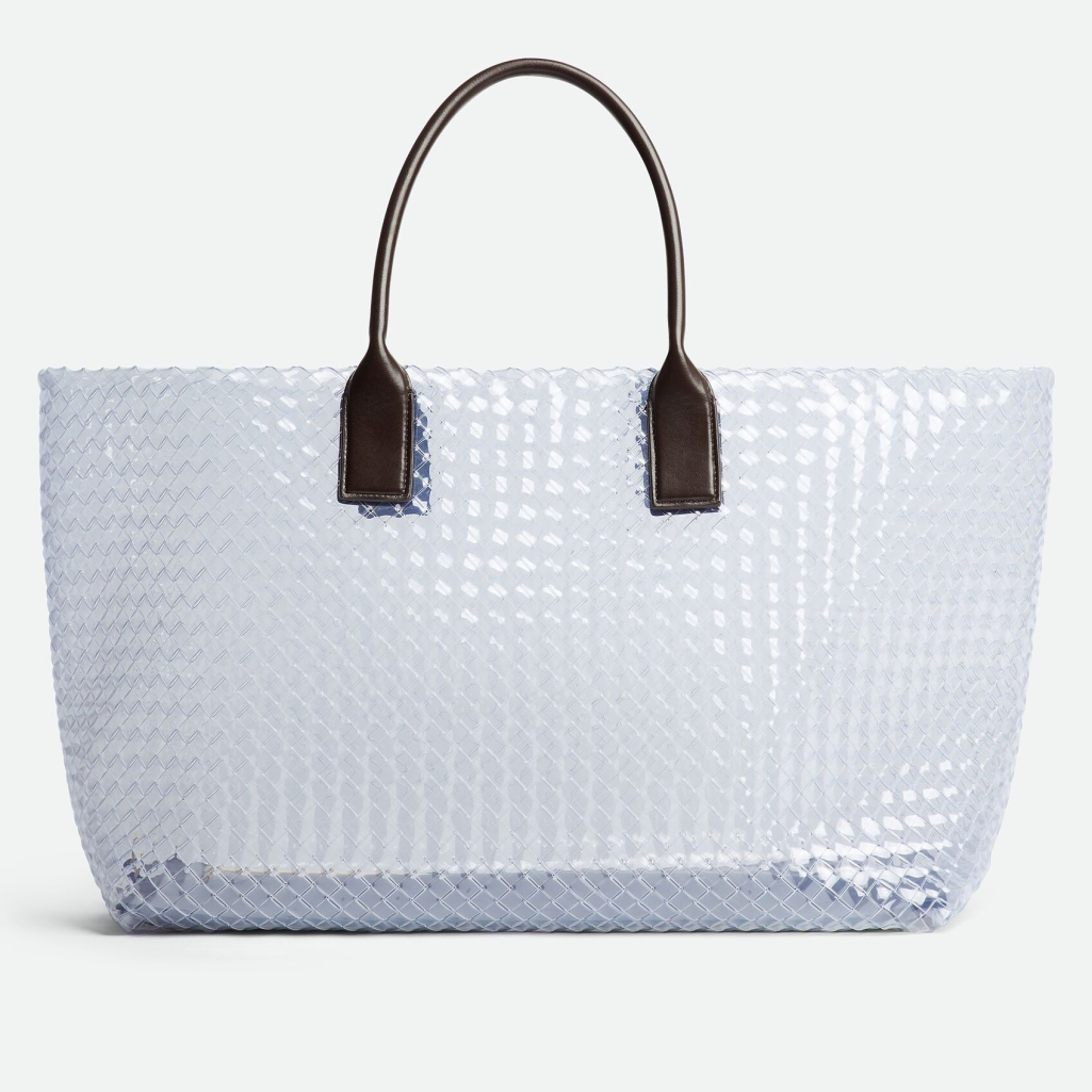 Όχι, η τσάντα των 8.500€ της Bottega Veneta δεν είναι από bubble wrap (όσο κι αν φαίνεται)
