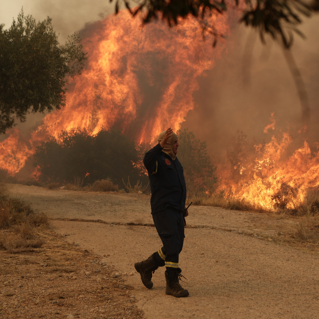 Εκτός ελέγχου η φωτιά στη Ρόδο - Μάχες με τις αναζωπυρώσεις σε Δυτική Αττική και Λουτράκι