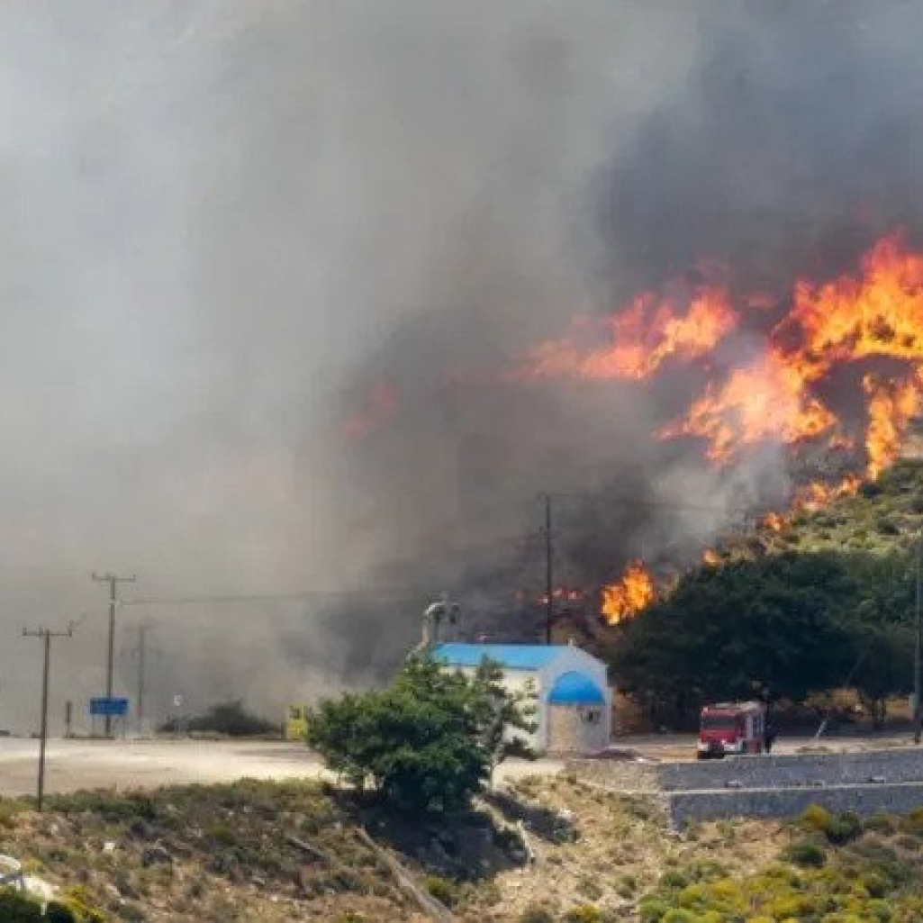 Φωτιά στη Νάξο: Ολονύχτια μάχη με τις φλόγες στο νησί - Ενισχύονται οι δυνάμεις από την Αθήνα