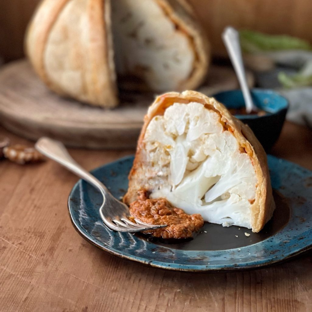 Ψητό κουνουπίδι σε κρούστα ψωμιού: Η συνταγή που θα σε κάνει να αγαπήσεις αυτό το περίεργο λαχανικό