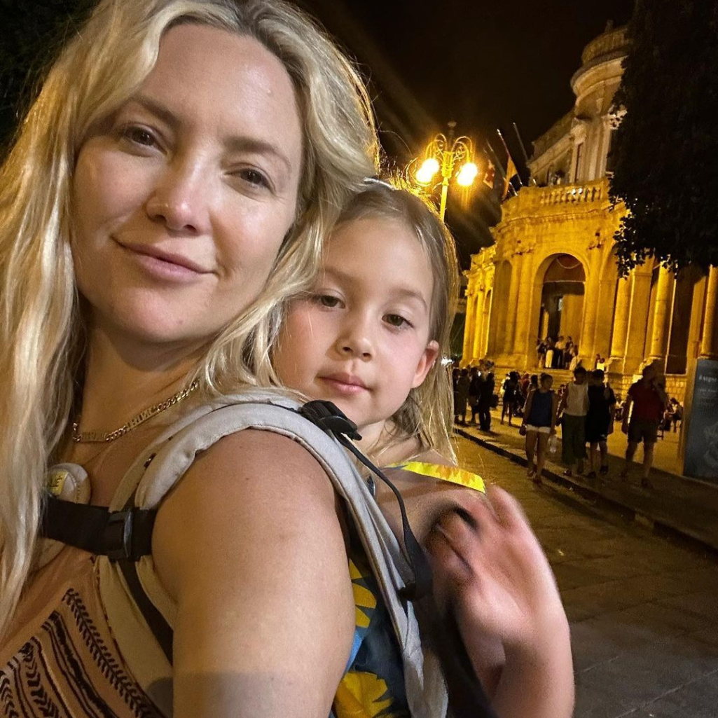 Η Κέιτ Χάντσον περιγράφει με 2 λέξεις τις διακοπές της στη Σικελία (και ζηλεύουμε λίγο)