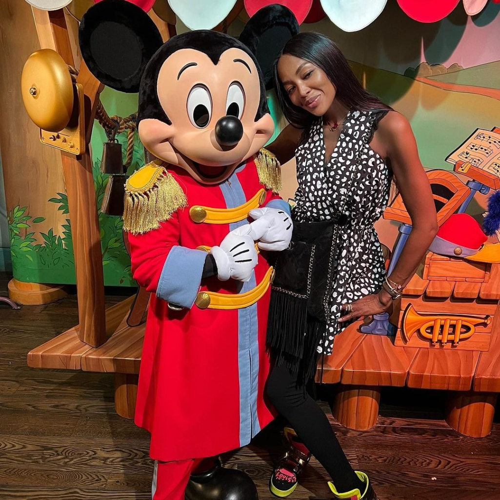Naomi Mouse: Η Ναόμι Κάμπελ στην Disneyland με ένα ακατανόητο look 