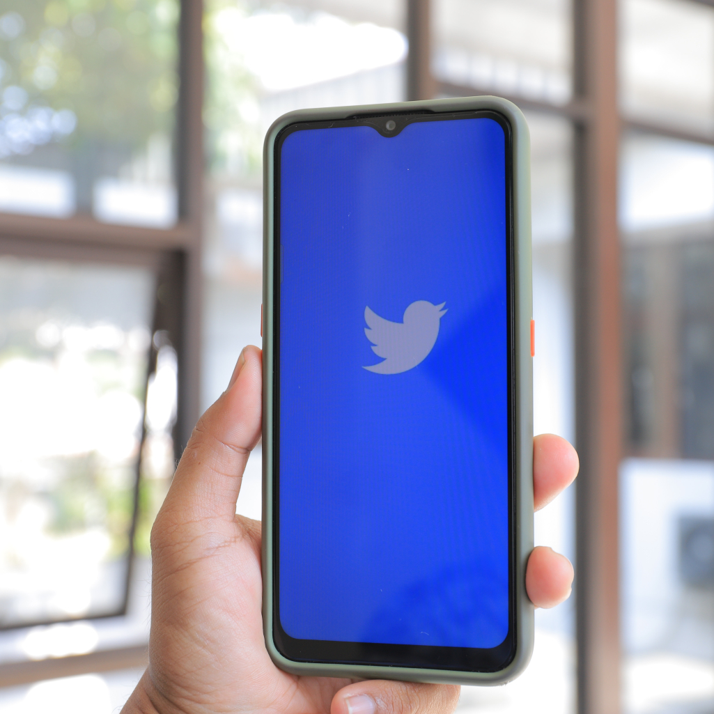 Twitter: Περιορισμός από τον Έλον Μασκ στα tweets που μπορούν να διαβάζουν οι χρήστες