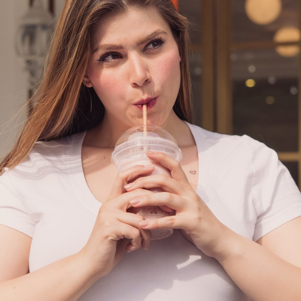 Απαντάμε στον πιο διάσημο διατροφικό μύθο: Μπορεί η καφεΐνη να σε αφυδατώσει;