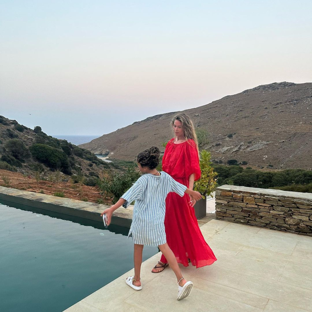 Ντάουτσεν Κρους: To διάσημο μοντέλο απαγγέλει Ελύτη όσο βρίσκεται για διακοπές στην Ελλάδα 