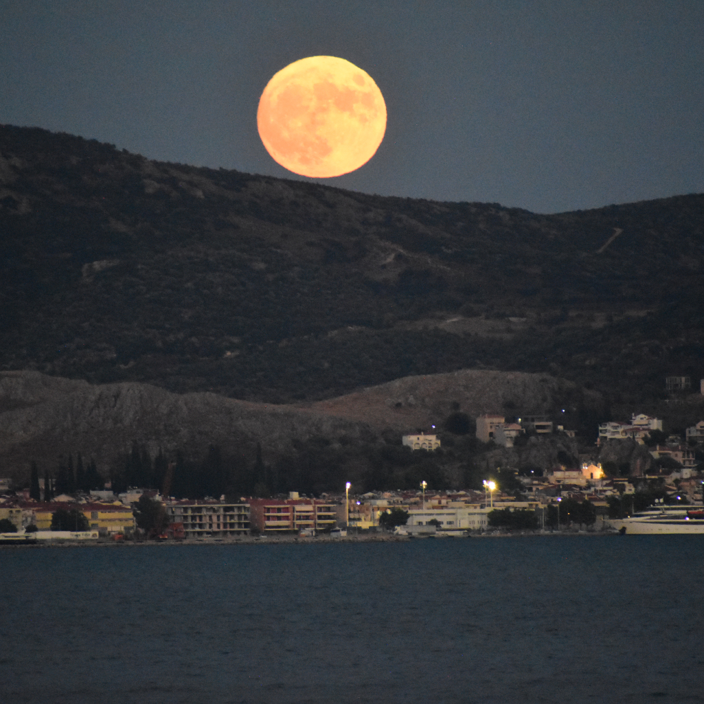 Υπερπανσέληνος Αυγούστου: Οι εικόνες που ξεχώρισαν από το χθεσινό «μπλε φεγγάρι»