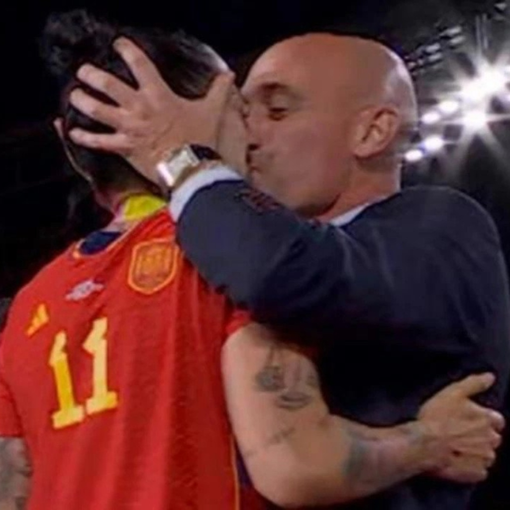 Ο Πρόεδρος της Ισπανικής Ομοσπονδίας φιλά με πάθος αθλήτρια και γίνεται viral για την ξεκάθαρη παρενόχληση