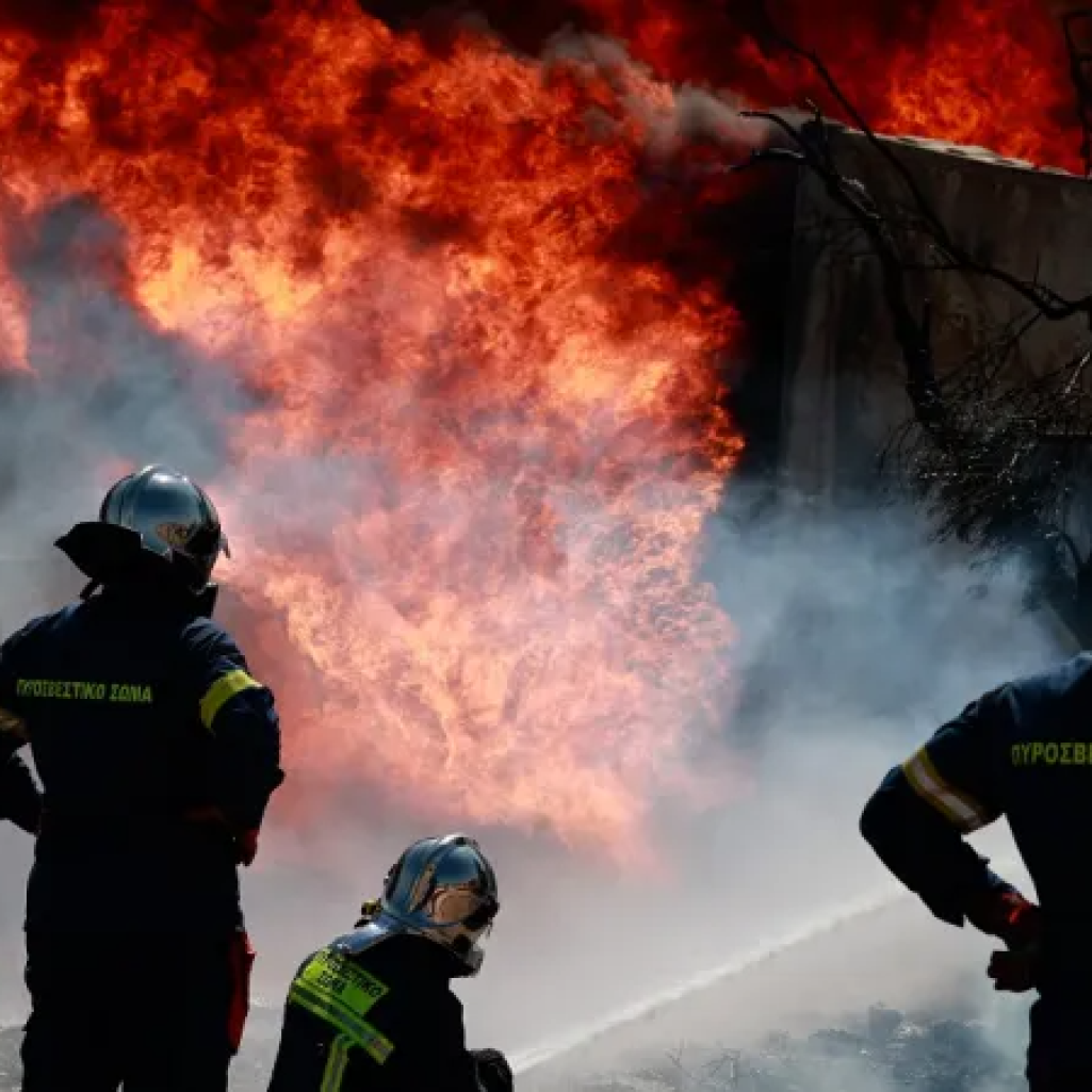 Συνεχίζει να καίει η φωτιά στο Άγιο Όρος: Σε δύσβατη περιοχή το μέτωπο