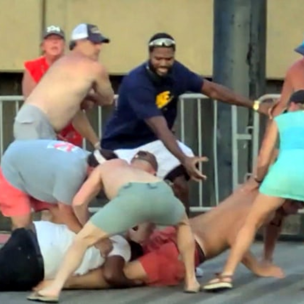 Αλαμπάμα: Λευκοί επιτέθηκαν σε μαύρο φρουρό, αλλά δεν περίμεναν τους δεκάδες μαύρους περαστικούς που ανέλαβαν δράση - Το viral βίντεο