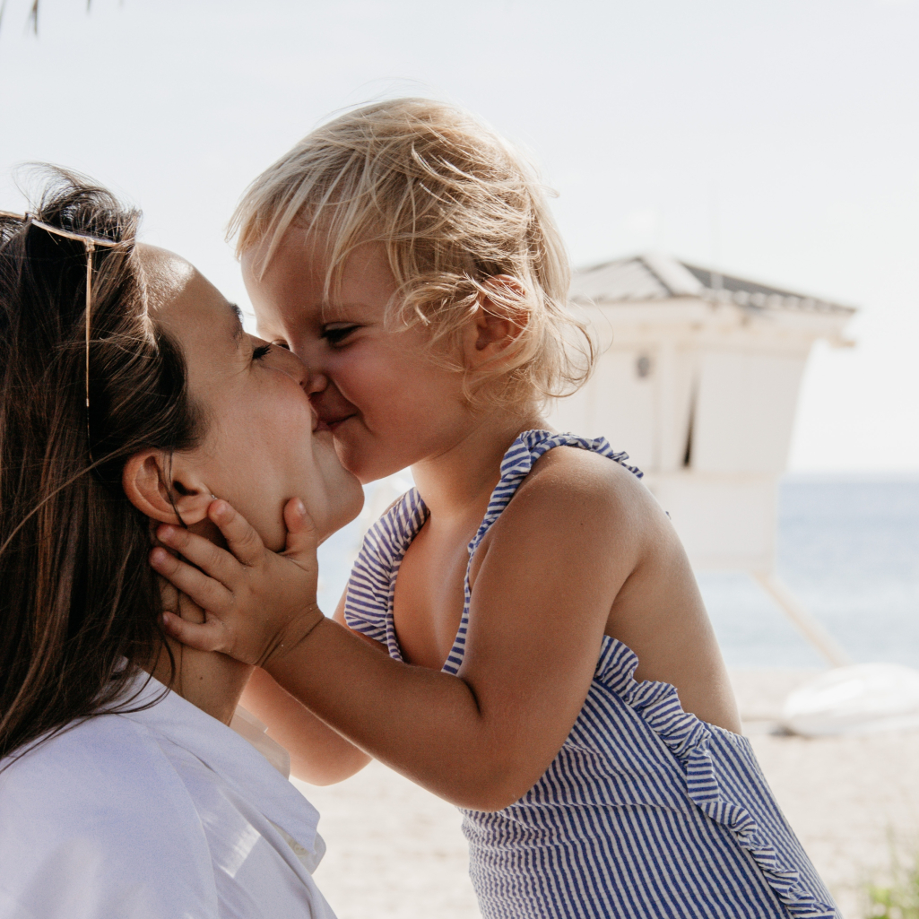 Ψυχολόγος εξηγεί γιατί πρέπει οι γονείς να σταματήσουν να φιλούν τα παιδιά τους στο στόμα 