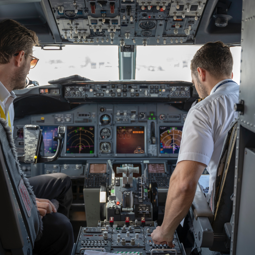 Ένας πιλότος αποκαλύπτει ποια είναι η καλύτερη θέση στο αεροπλάνο για να μην σε πιάνει ναυτία