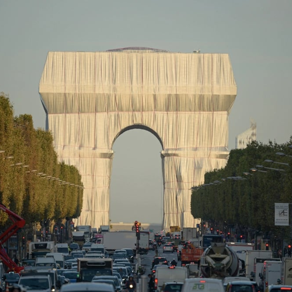 Παρίσι 2024: Το υλικό που “έντυνε” την Αψίδα του Θριάμβου θα ανακυκλωθεί για τους Ολυμπιακούς Αγώνες