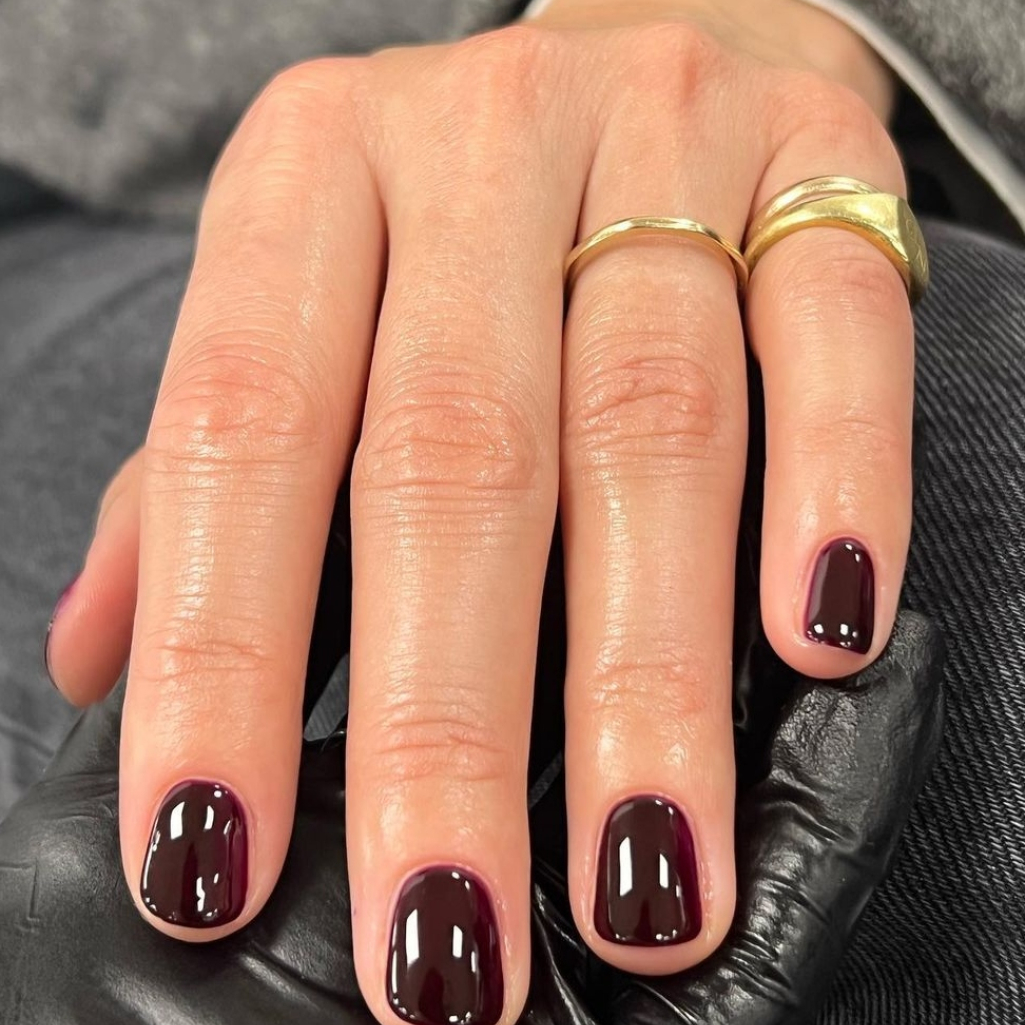 Cherry mocha nails: To κομψό χρώμα που έχουν πάθει εμμονή όλες οι fashionistas στο TikTok