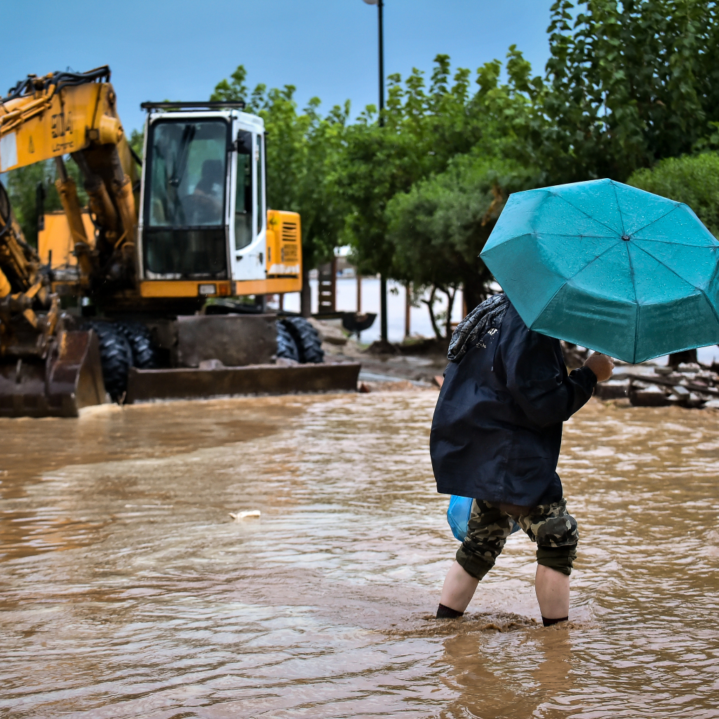 Δραματική κατάσταση στο Βόλο: Λάσπες και νερά κάλυψαν τα πάντα - Κάτοικοι άφησαν τα σπίτια τους
