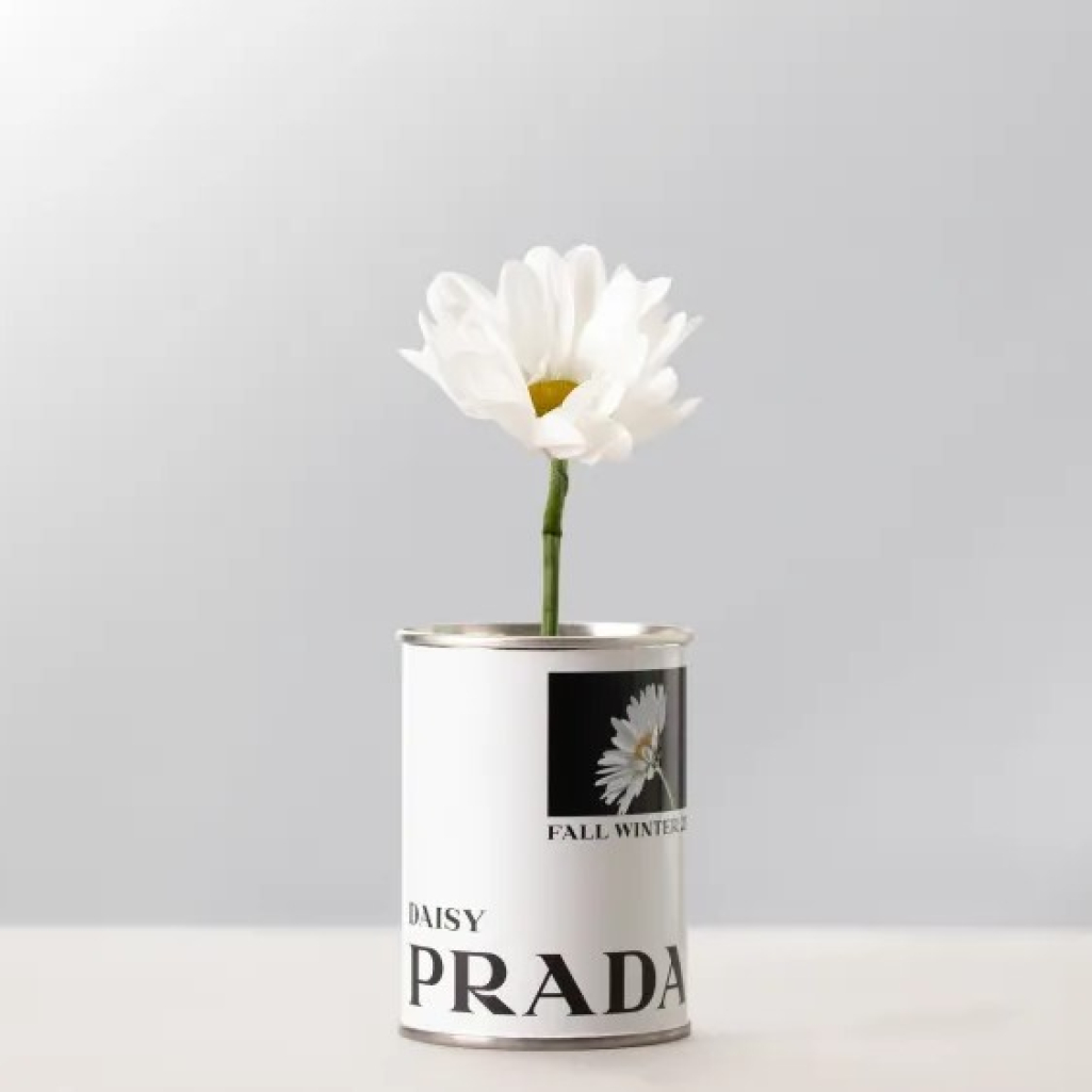 Η Prada προσφέρει σπόρους λουλουδιών σε custom συσκευασία, για να γιορτάσει την φθινοπωρινή της καμπάνια