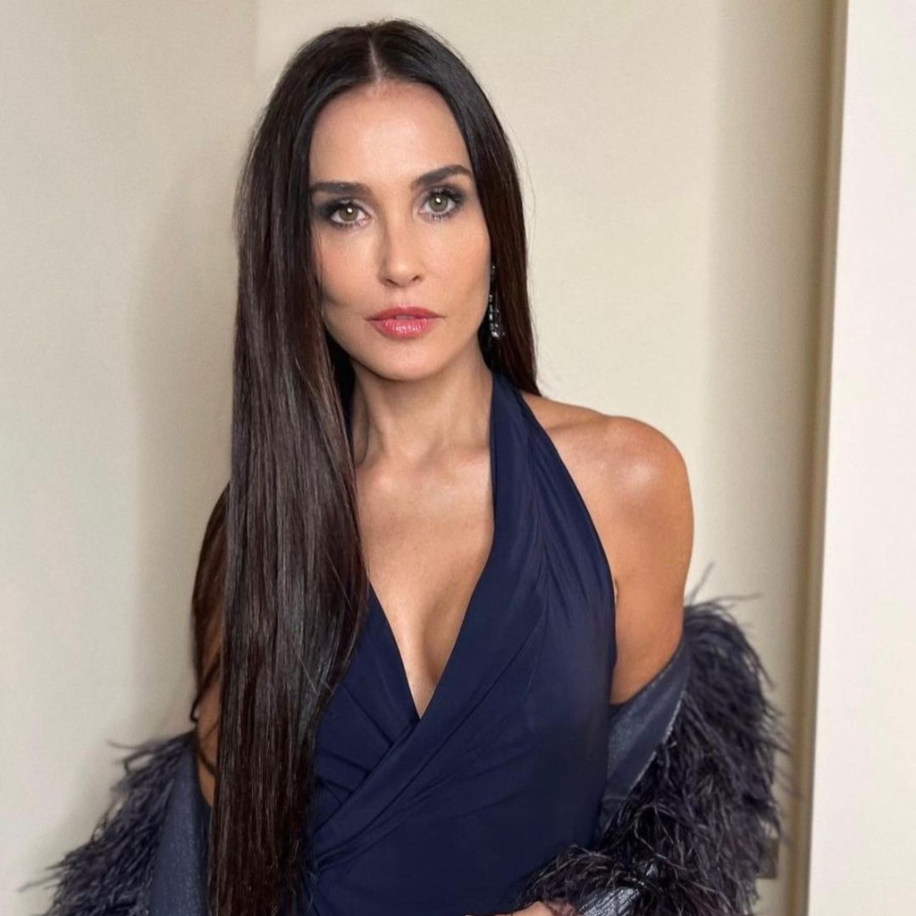 Η Ντέμι Μουρ πήγε στο show του Saint Laurent, φόρεσε see-through φόρεμα και ήταν iconic