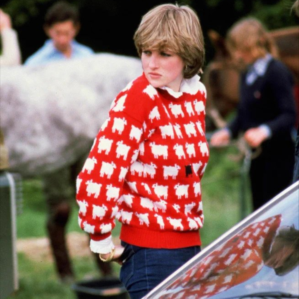 Πριγκίπισσα Νταϊάνα: Σε τιμή - ρεκόρ 1,1 εκατ. δολαρίων πουλήθηκε το διάσημο "Black Sheep" πουλόβερ της