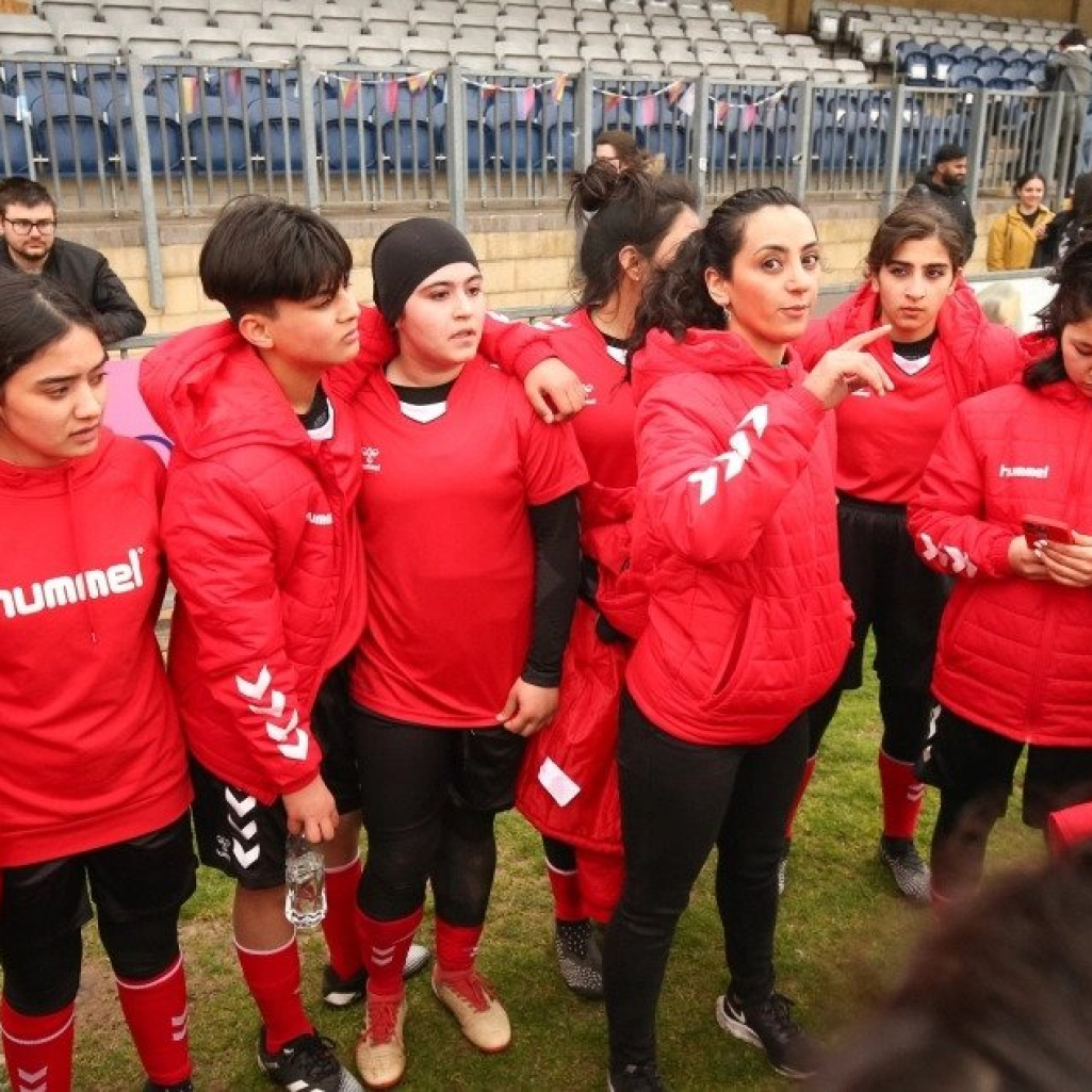 Η Μαλάλα Γιουσαφζάι συνάντησε την εξόριστη γυναικεία ομάδα ποδοσφαίρου του Αφγανιστάν