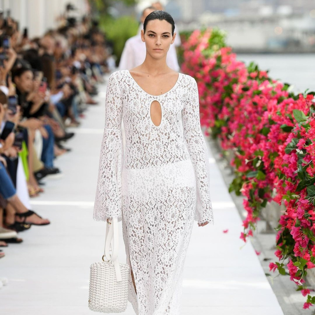 New York Fashion Week: Το show του Michael Kors μας ταξίδεψε στο Κάπρι, παρέα με την Τζέιν Μπίρκιν, την Τζάκι Κένεντι και τη μητέρα του