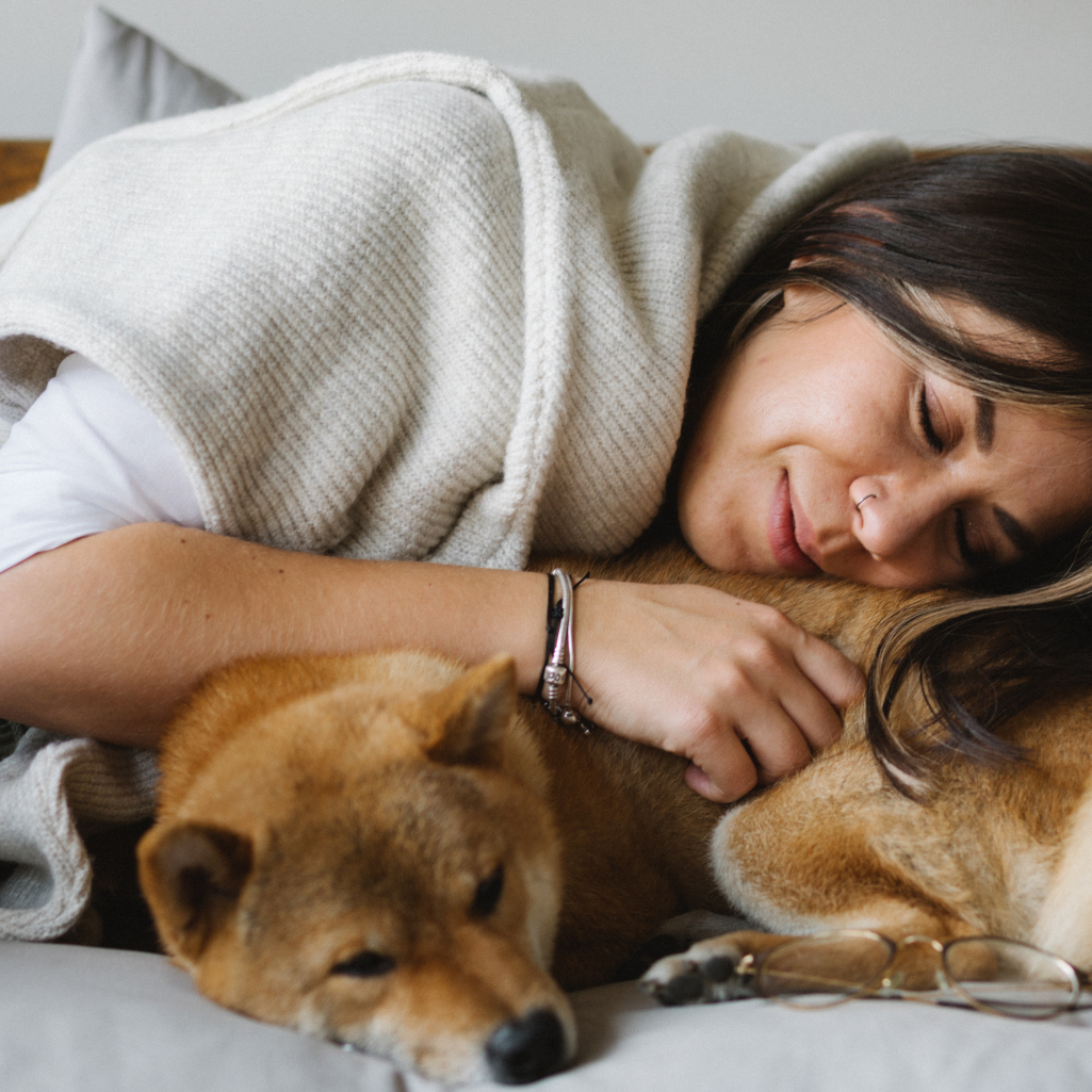 «Οι γυναίκες κοιμούνται καλύτερα με έναν σκύλο στο πλάι τους παρά με άνθρωπο», σύμφωνα με έρευνα