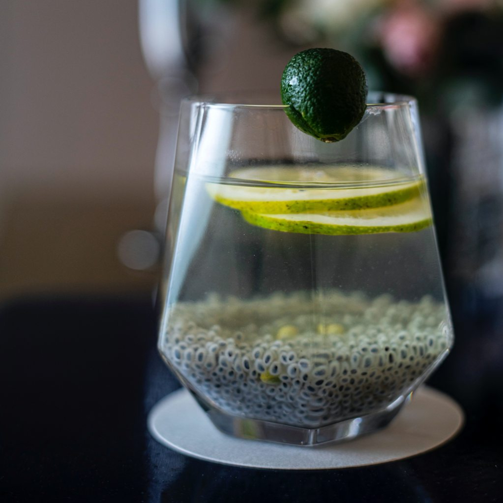 Ποια είναι η αλήθεια για το viral ρόφημα με σπόρους chia και χυμό λεμονιού που υπόσχεται να σε ξεφουσκώσει