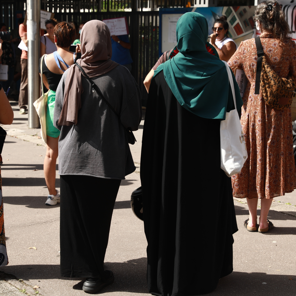 Γαλλία: Σχολεία έστειλαν στο σπίτι τους μαθήτριες που φορούσαν αμπάγια