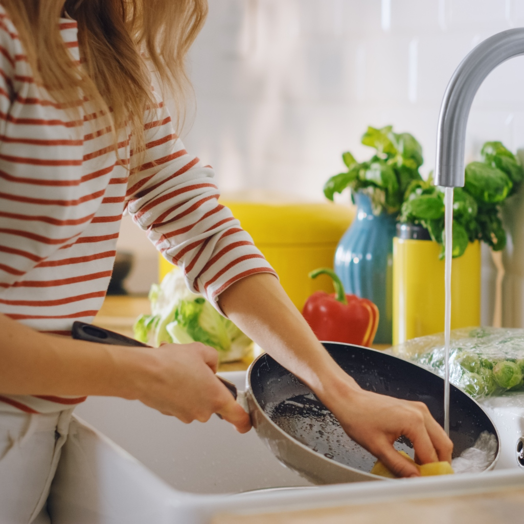 Το «μυστικό» για να μην κάθεσαι να πλένεις τα πιάτα για ώρες