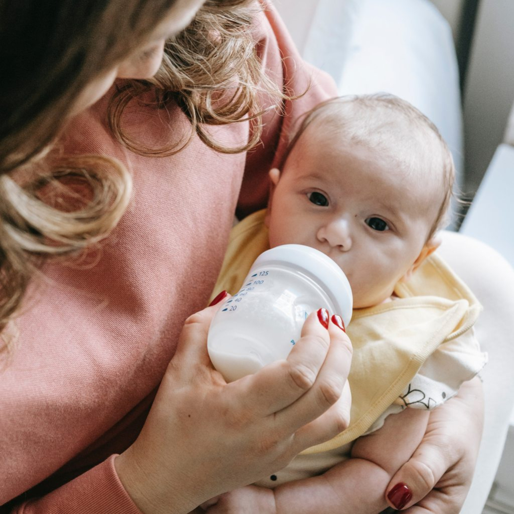 Ο λόγος που τα μωρά δεν πρέπει να πίνουν νερό  
