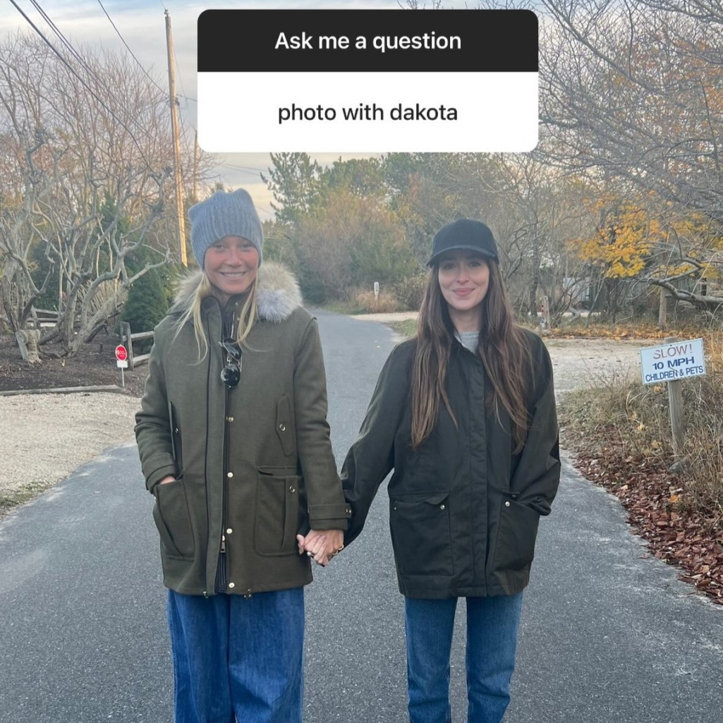 Η Γκουίνεθ Πάλτροου έκανε Q&A και πόσταρε φωτογραφία με την νυν του πρώην της, Ντακότα Τζόνσον