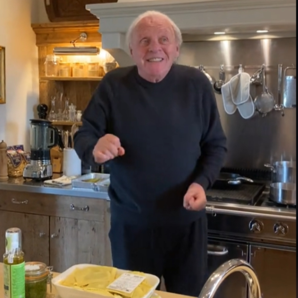Το βίντεο με τον Άντονι Χόπκινς που χορεύει ρούμπα στην κουζίνα του, θα σου φτιάξει τη μέρα 