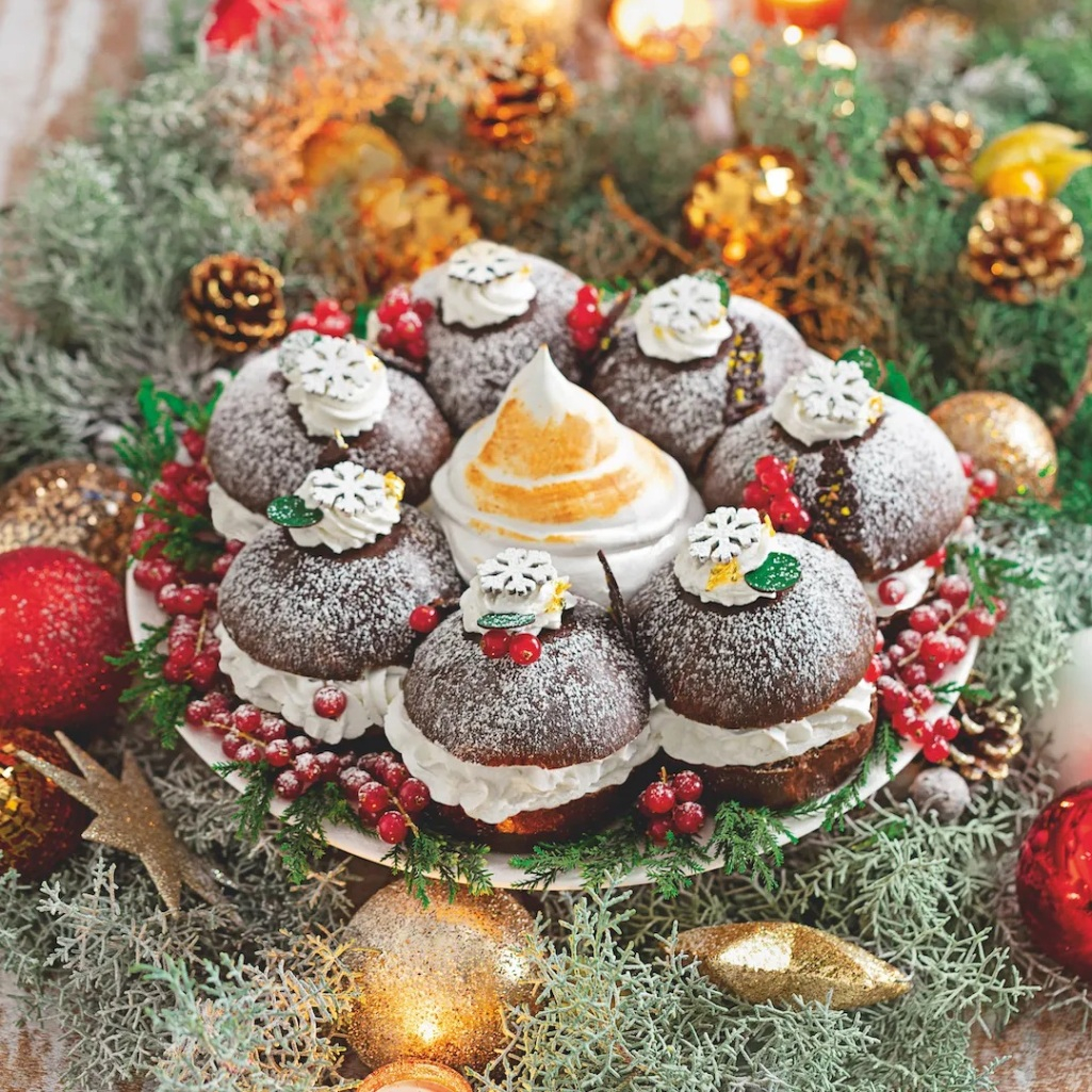 Το πιο εντυπωσιακό χριστουγεννιάτικο στεφάνι με γλυκά ψωμάκια 