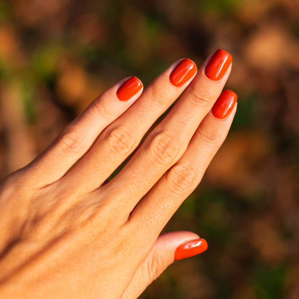 Burnt Orange Nails: H ανατρεπτική φθινοπωρινή τάση στα νύχια που πρέπει να δοκιμάσεις