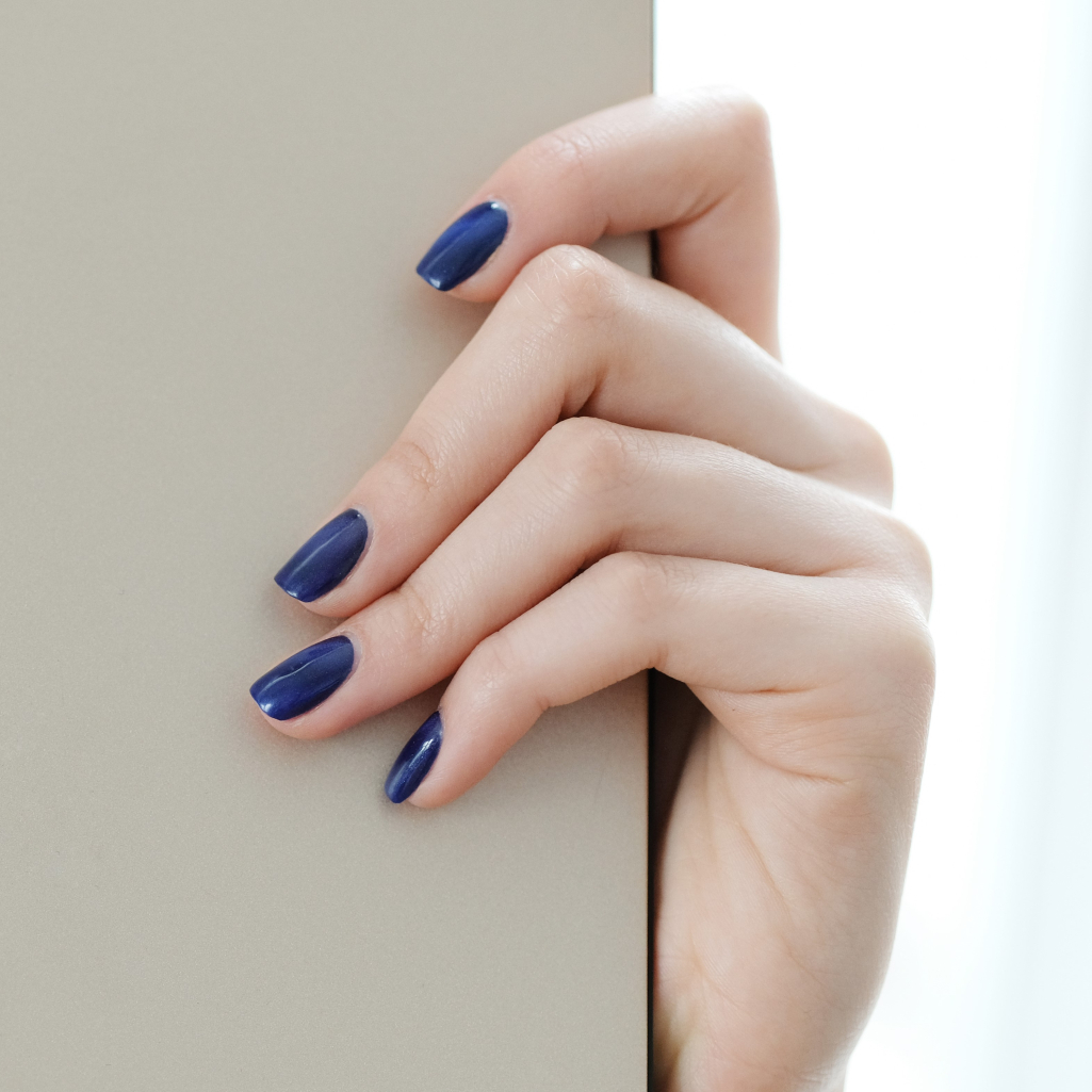 Dark Denim: To φθινοπωρινό nail colour που αναδεικνύει τα άκρα και το δέρμα σου