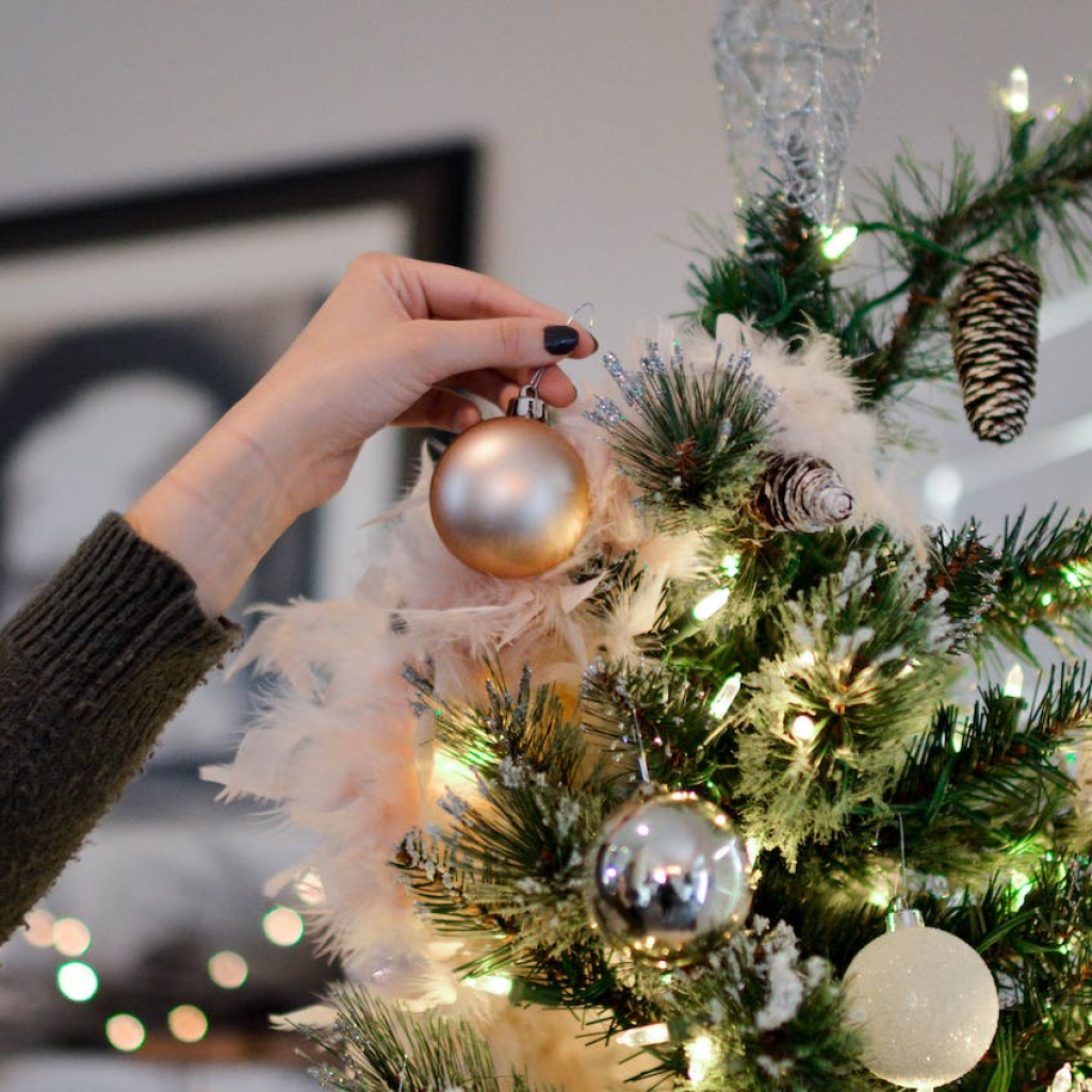 Στόλιζες κι εσύ λάθος το χριστουγεννιάτικο δέντρο μέχρι τώρα; Δες το σωστό τρόπο σε ένα βίντεο