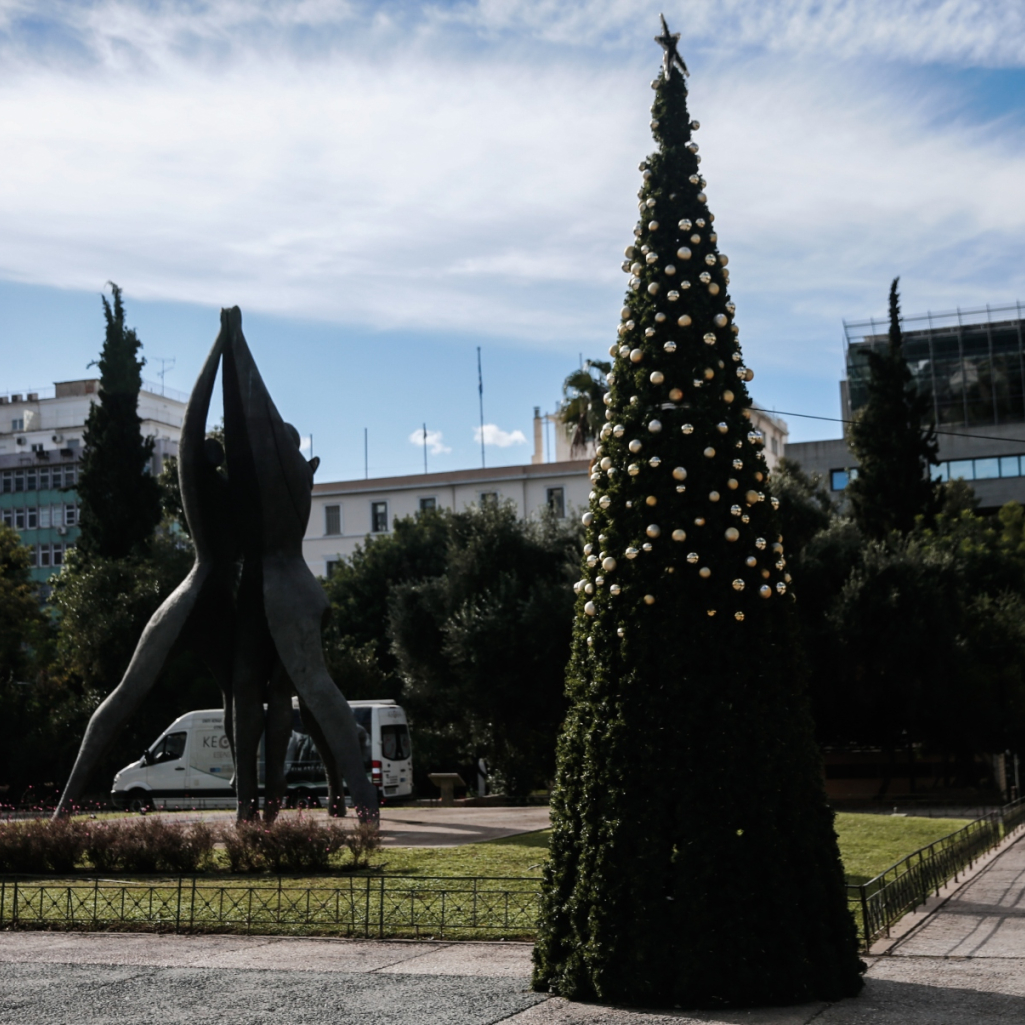 Πλατεία Κλαυθμώνος: Άγνωστοι έκλεψαν τα μισά στολίδια του χριστουγεννιάτικου δέντρου 