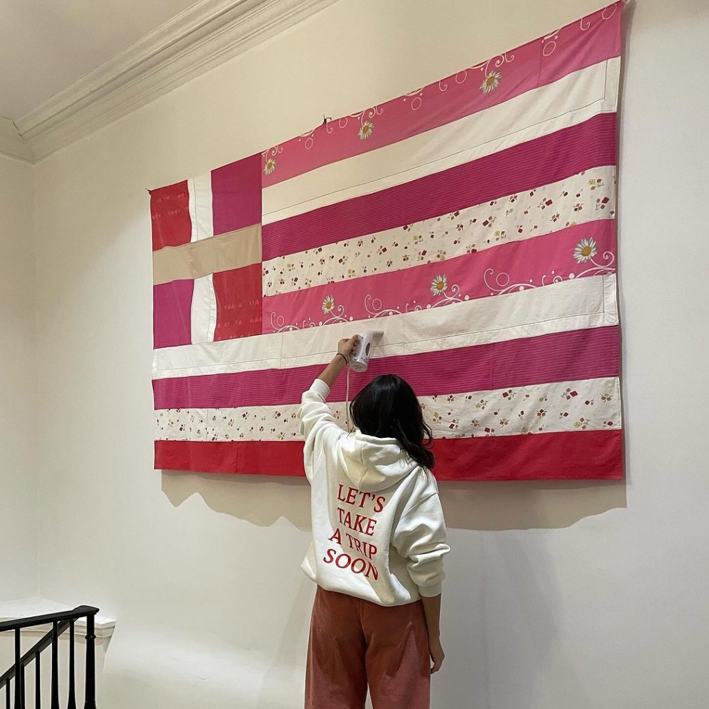 Ελληνική ροζ σημαία: Αποσύρθηκε τελικά από την έκθεση του προξενείου της Νέας Υόρκης μετά τις αντιδράσεις 