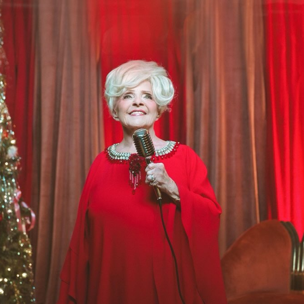Το Rockin’ Around The Christmas Tree στο No1 των charts, 65 χρόνια μετά - Η Μπρέντα Λι εκτόπισε τη Μαράια Κάρεϊ