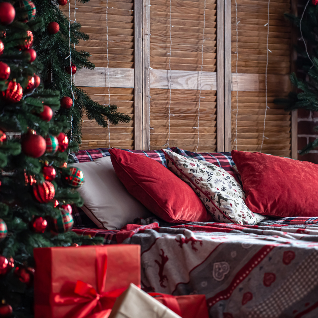 Χριστουγεννιάτικη διακόσμηση υπνοδωματίου: 6 tips για να κάνεις την κρεβατοκάμαρα πιο γιορτινή 
