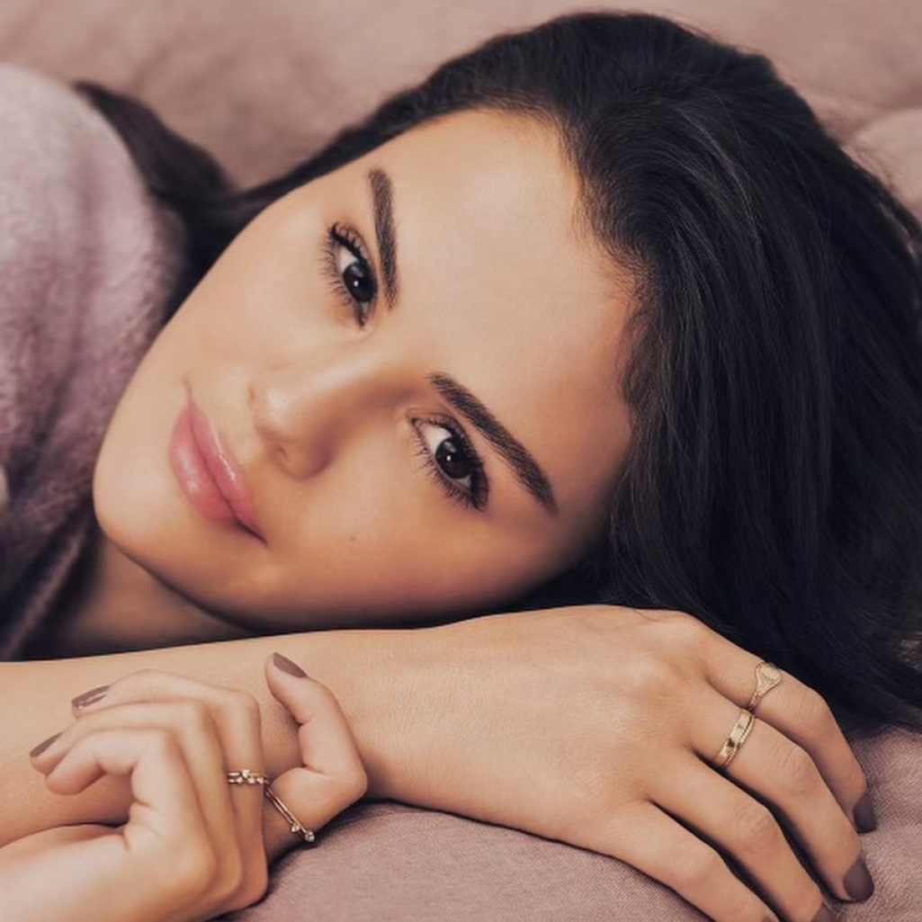 Η Σελίνα Γκόμεζ λανσάρει μια νέα συλλογή προϊόντων Rare Beauty  