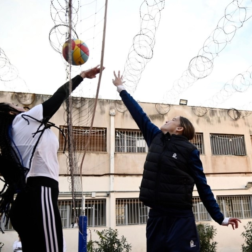 Volley League: Αντιπροσωπεία παικτριών επισκέφτηκε φυλακές γυναικών και έπαιξε βόλεϊ με τις κρατούμενες