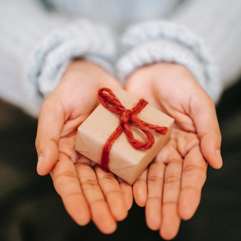 Xmas gifts: Ιδέες για χριστουγεννιάτικα δώρα που θα βελτιώσουν την ψυχική υγεία των αγαπημένων σου 