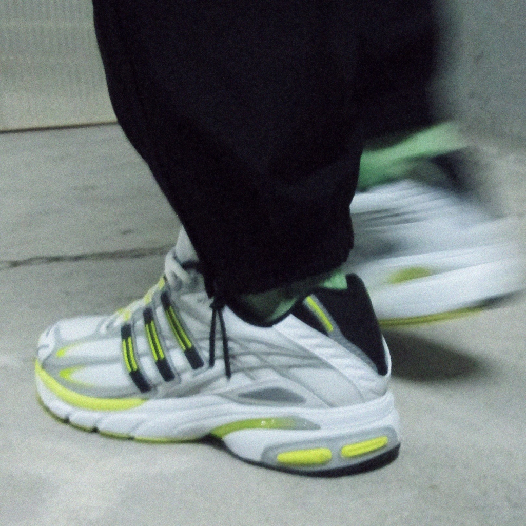 Τα adidas Originals ξεφυλλίζουν το αρχείο τους και παρουσιάζουν τη συλλογή «2000 running»