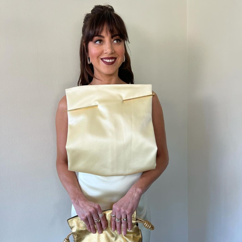 «I'm sorry. I can't»: Η Όμπρεϊ Πλάζα, του White Lotus, έγινε viral χάρη στο φόρεμα του οίκου Loewe
