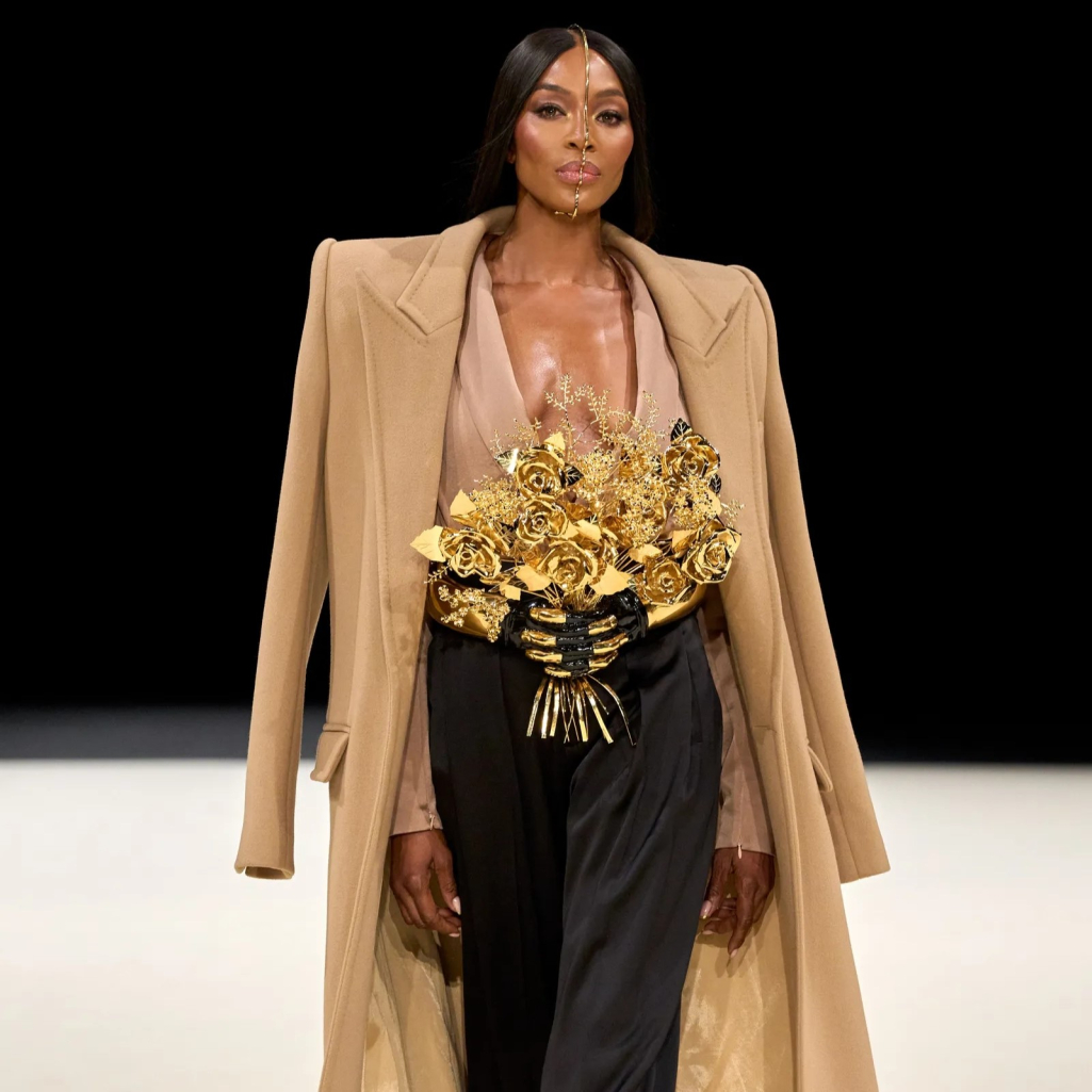 H Ναόμι Κάμπελ περπατά για τον Balmain στην Εβδομάδα Μόδας Παρισιού και κλείνει την επίδειξη θεαματικά 