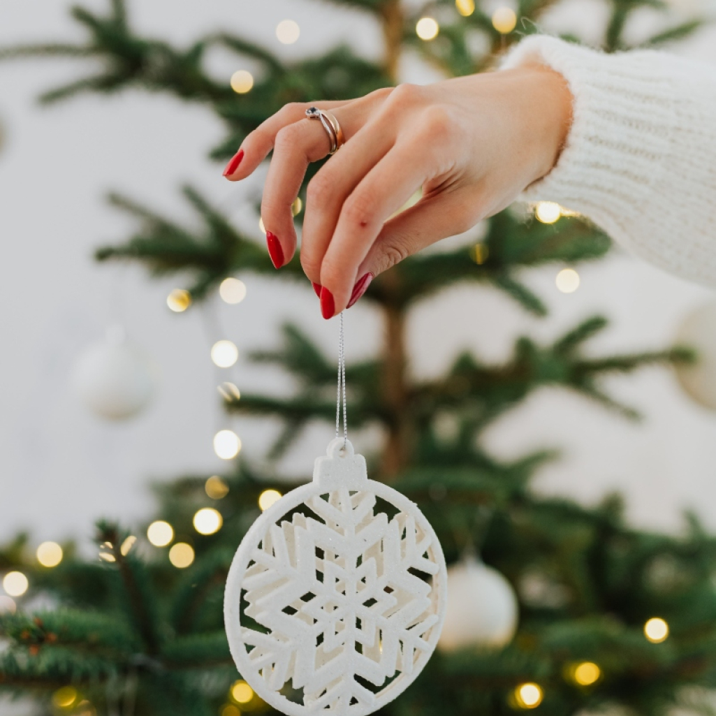 Κεφάλαιο ξεστόλισμα: Πώς θα αποθηκεύσεις σωστά τα χριστουγεννιάτικα στολίδια 