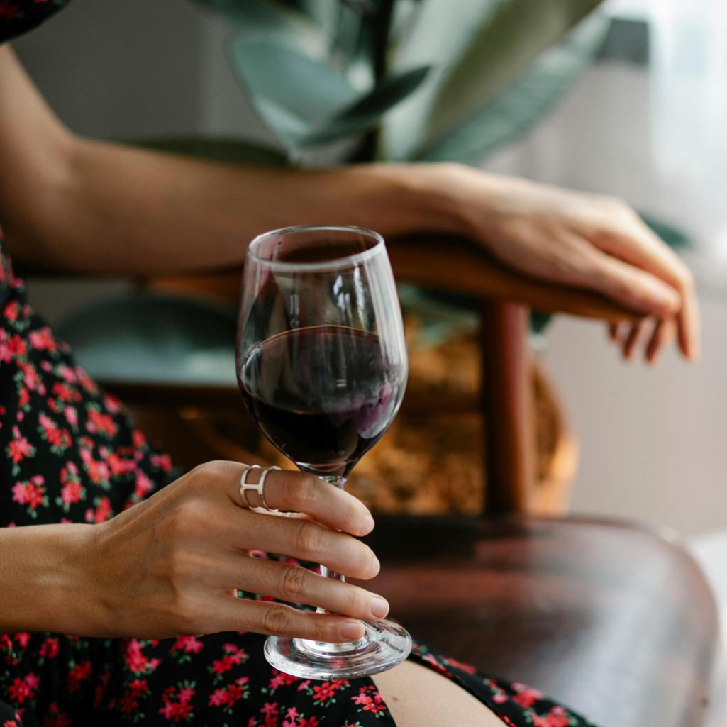 Πώς η κατανάλωση αλκοόλ μπορεί να επηρεάσει τα συμπτώματα της εμμηνόπαυσης